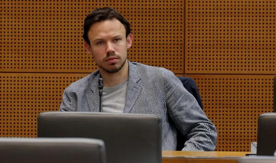 Andreja Hoivika iz državnega zbora odpeljali z reševalnim vozilom