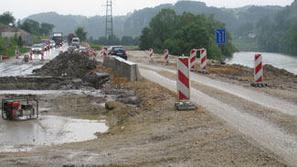 Takole je med rekonstrukcijo videti državna cesta Sevnica–Krško, uradno imenovan