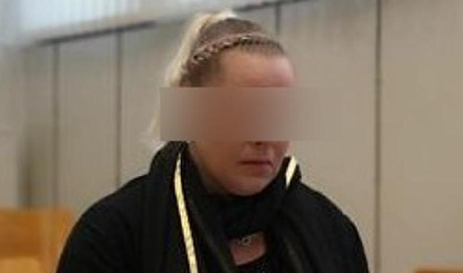 Mama dečka, ki je umrl v razgretem avtu, odkorakala na prostost