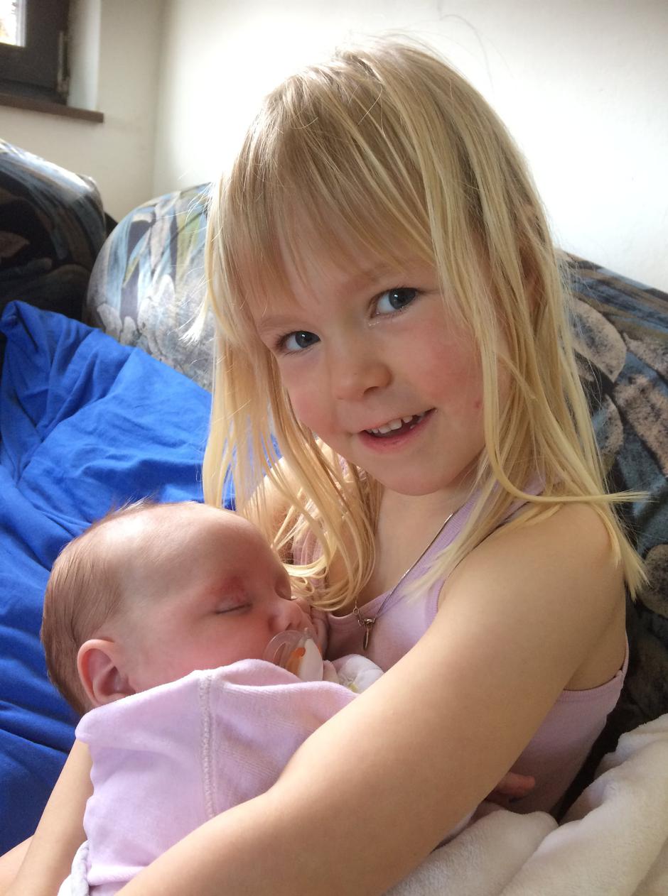 Nace s sestrico | Avtor: Društvo Viljem Julijan