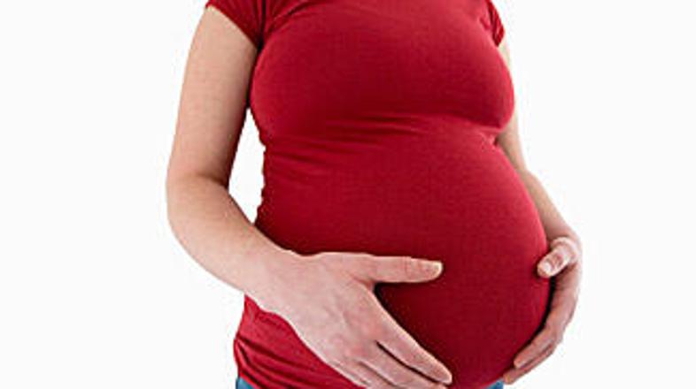 Kljub nosečnosti je hrvaška državljanka plezala po ograji na stopnišču, ker je h