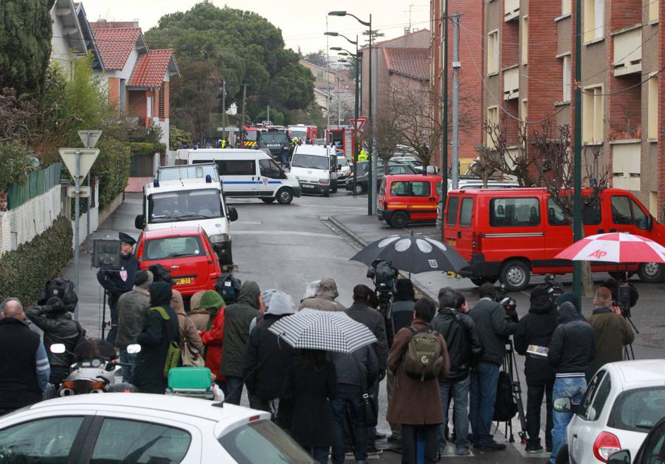 Obkoljena hiša napadalca