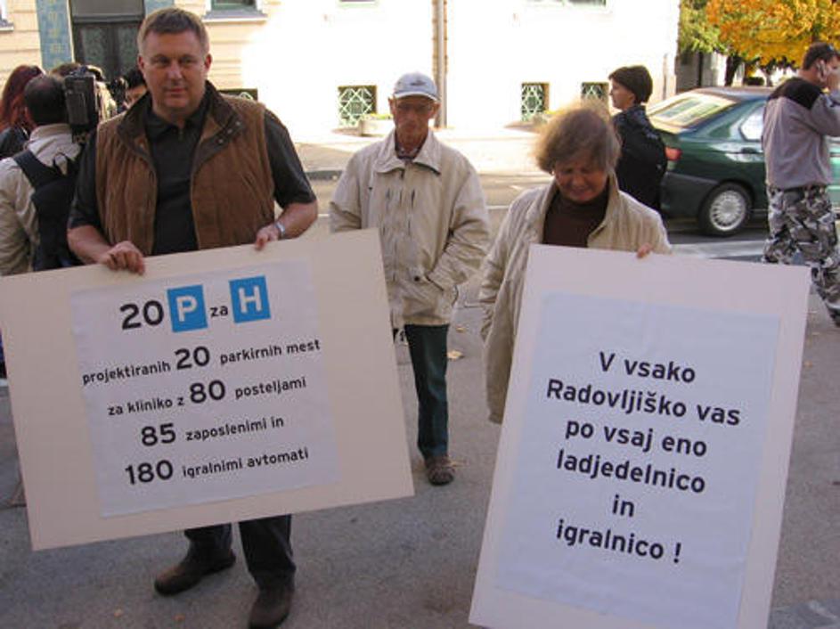 Člani civilnega gibanja so pred radovljiško občinsko stavbo s transparenti opozo