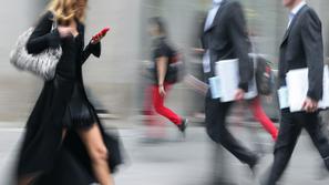 Ženska uporabnica mobilnega telefona