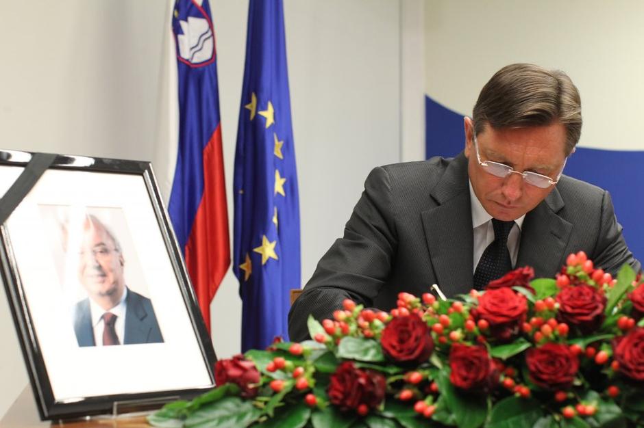 Vpis v žalno knjigo ob smrti Andreja Bajuka | Avtor: Žurnal24 main