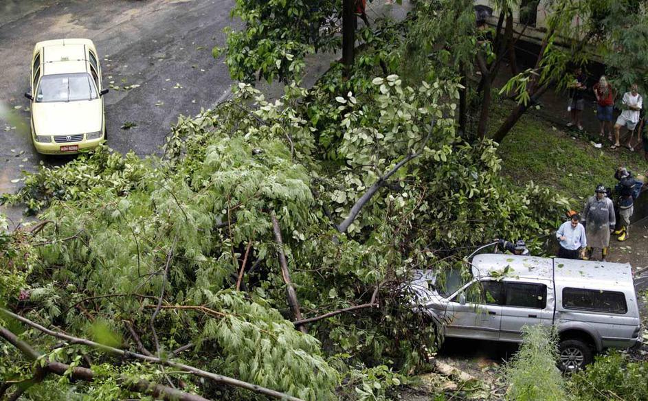 Brazilija, Rio de Janeiro, poplave, deževje, plazovi, avtobus, reka, drevo, neur