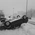 Zaloška cesta prevrnjen avtomobil sneg