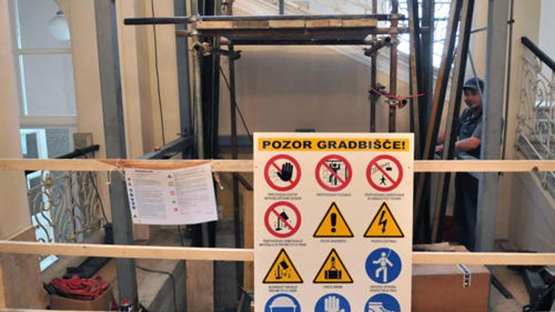 Manj kot tri dni pred rokom za oddajo ponudb so zahtevali stekleno dvigalo.