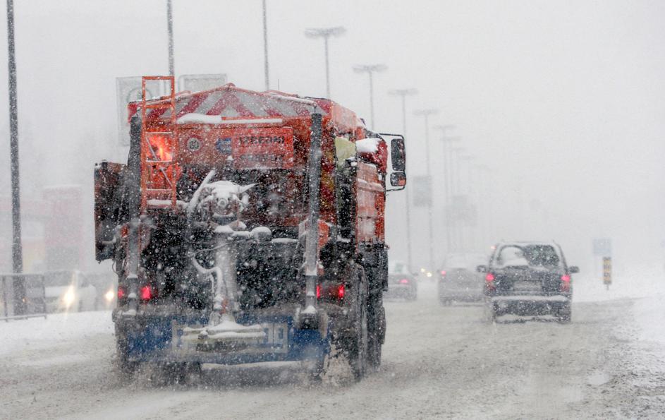 &lt;slovenija&gt; 14.01.2009 sneg, KPL, posipanje ceste, snezne razmere, cesta, 