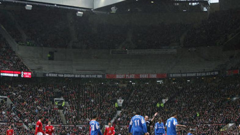 Old Trafford sprejme 76 tisoč gledalcev. Povprečno tekme obiščejo 75.304 gledalc