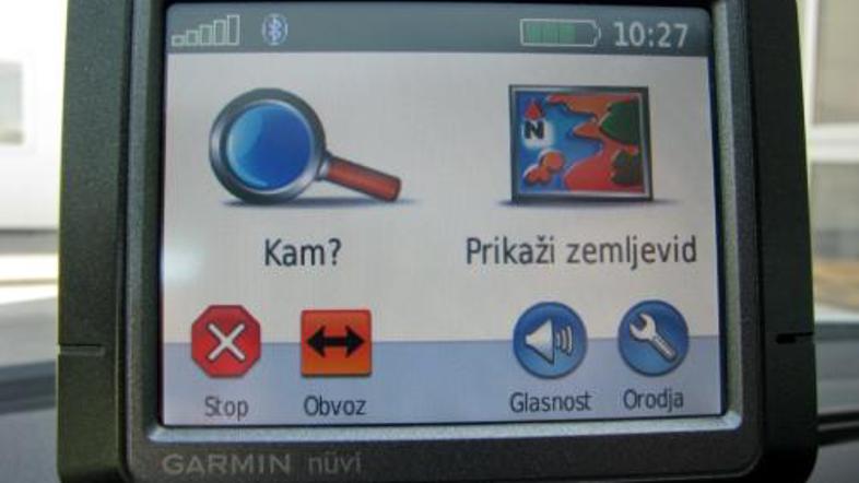 Med prednosti naprave sodi enostavnost rokovanja. Ko naprava ni priključena na 1