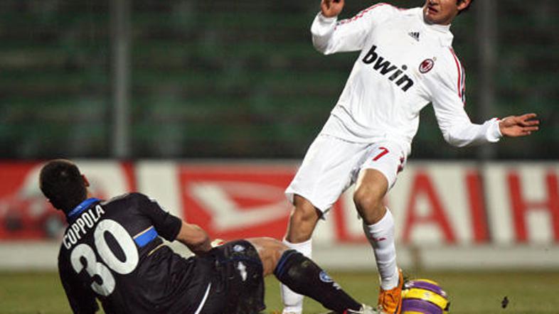 Mladi Brazilec Pato pred vratarjem Atalante Ferdinandom Coppolo.