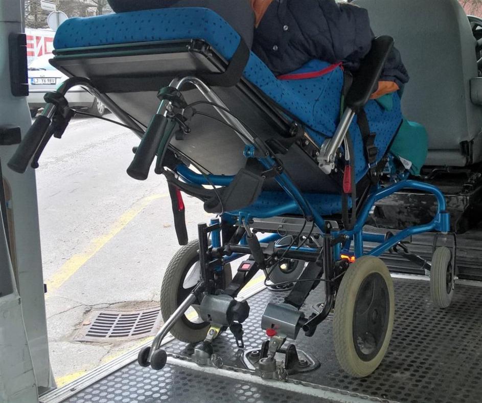 Pritrjevanje invalidskega vozička v avtomobilu