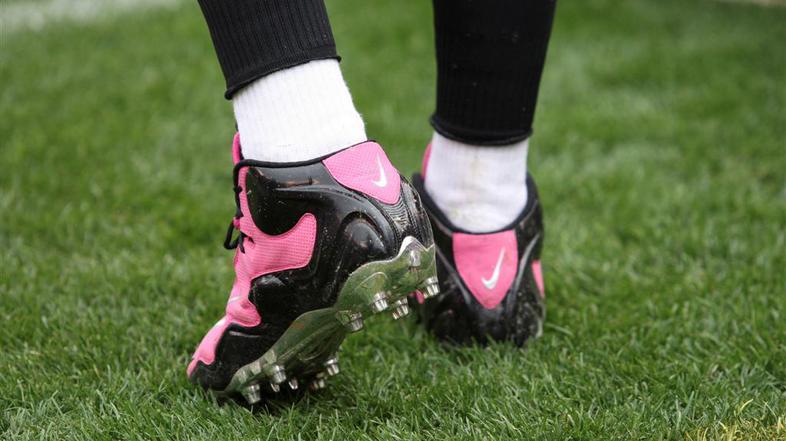 Liga Nfl podpira mesec boja proti raku na dojkah in tako nosijo roza kopačke, tr