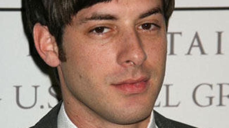 Simpatičen glasbeni producent Mark meni, da Amy trenutno ni sposobna ustvarjati 