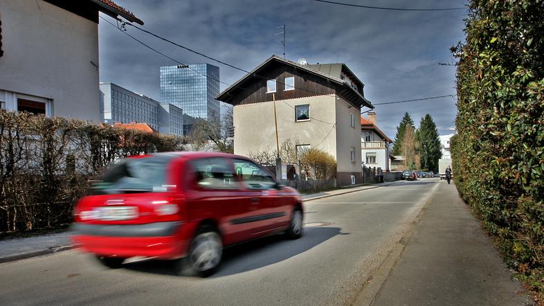 Stanovalci ulic ob BS3 si želijo količke, ki bi odgnali obiskovalce Stožic. (Fot