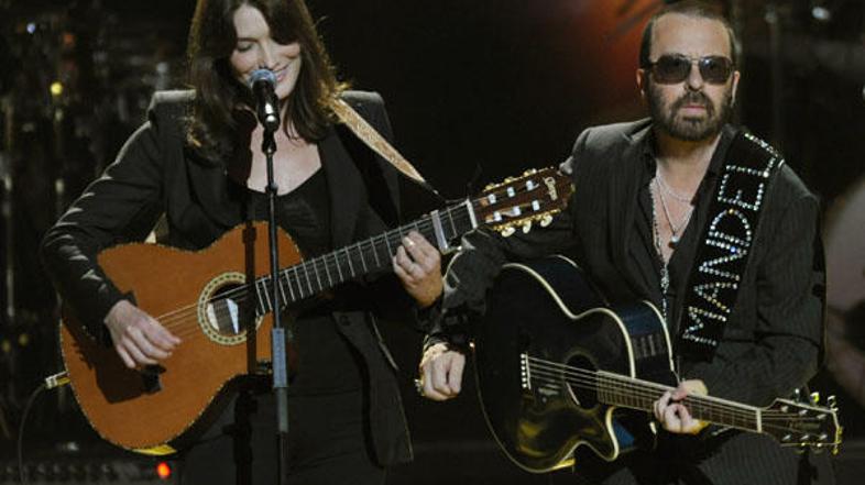 Carla Bruni-Sarkozy je skupaj z Daveom Stewartom zapela svoj največji hit Quelqu