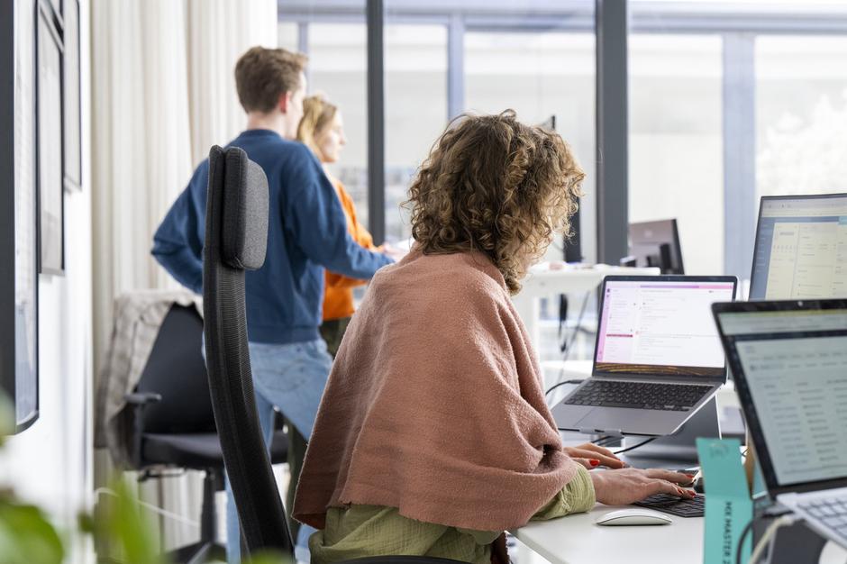 pisarna delavci v pisarni računalniki | Avtor: Profimedia