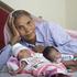 Omkari Panwar je v starosti 70 let rodila dvojčka in tako postala najstarejša ma