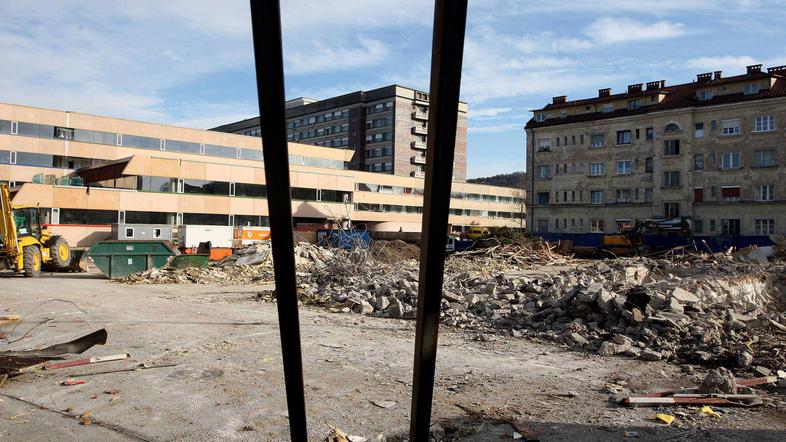 Dostop do urgence bo urejen po pločniku ob Njegoševi cesti in po dovozni poti, p