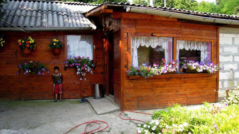 Razen hiše šefa naselja Duška Brajdiča je večina domovanj lesenih barak.