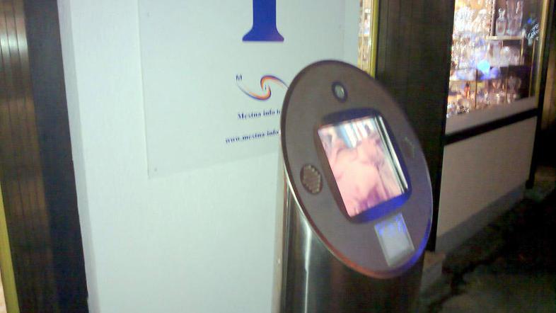 Mimoidoči so si v prejšnjih dneh lahko na infotočki na blejski promenadi namesto