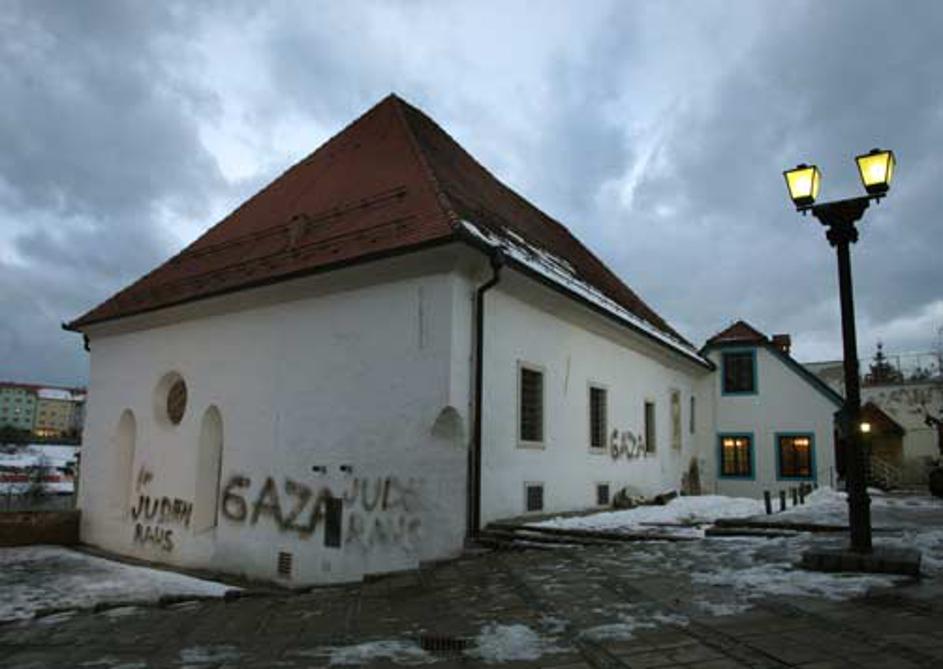 Grafiti so se pojavili v noči s sobote na nedeljo.