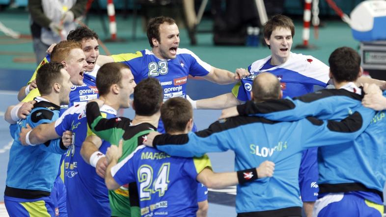 sport 21.01.13. rokomet, Slovenia's players celebrate their victory against Egyp