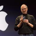 Steve Jobs s prvim iphonom leta 2007.