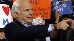 McCain še vedno upa, da lahko preseneti in dobi elektorske glasove v ključnih dr