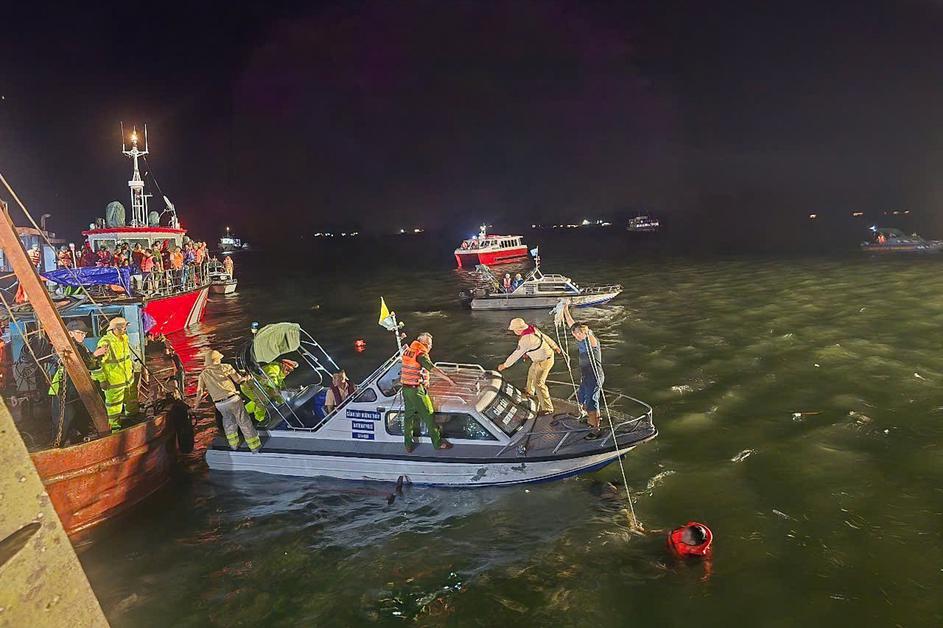 Nesreča turistične ladje v Vietnamu