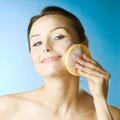 Pri čiščenju kože obraza in dekolteja bodite nežni! (Foto: Shutterstock)