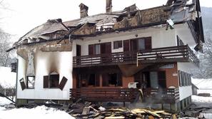 Požar ni povzročil škode na tistem delu hiše, kjer so apartmaji. (Foto: Klemen A