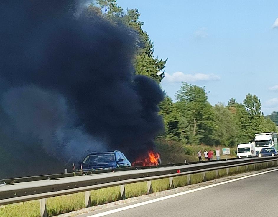 Požar avtomobila na avtocesti