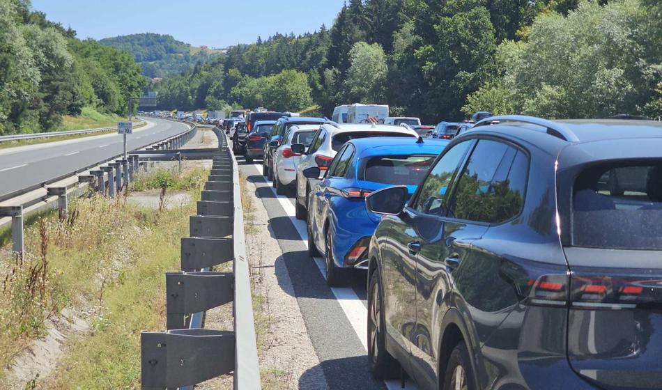 Hudo je počilo, avtocesta je zaprta