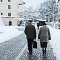 Slovenija 15.01.2013 starejsi par se sprehaja po ljubljanskih ulicah, penzionist