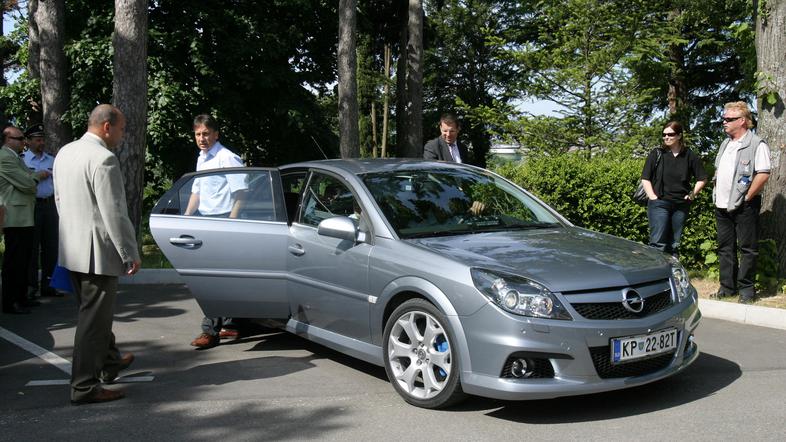 Na primorskih cestah bo zdaj promet nadziralo novo civilno vozilo z radarjem, op