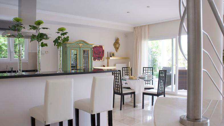 barski stoli, barska miza, oprema, kuhinja, dom