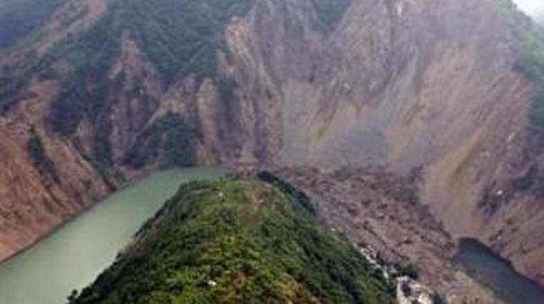 Voda iz jezera Tangjishan ogroža več sto tisoč ljudi.