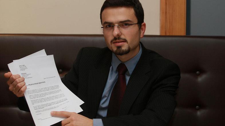 “Javnost želim obvestiti, da obstaja možnost, da nekdo lažno uporablja mojo iden