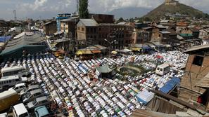 Množična molitev v zgodnjih jutranjih urah v Indiji ob ramadanu. V islamskem sve