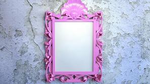 Z novim okvirjem bo staro ogledalo dobilo povsem nov videz. (Foto: Shutterstock)