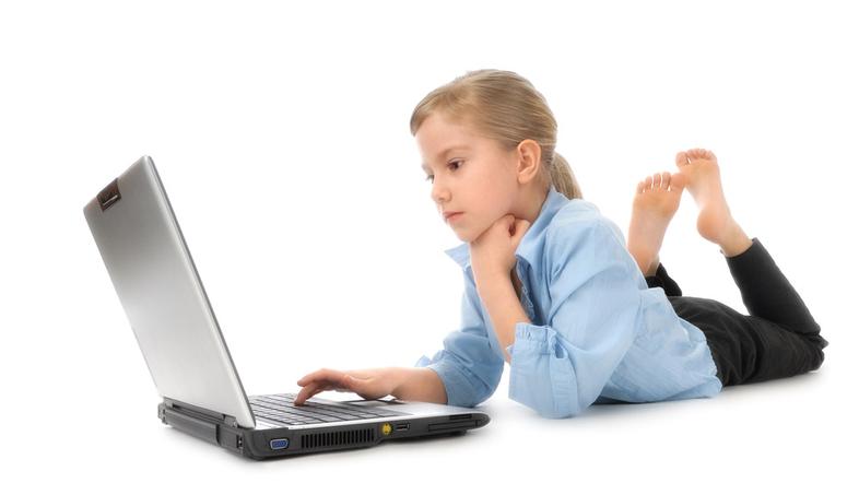 Deklica in računalnik 