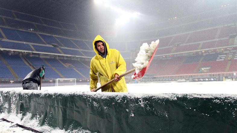 San Siro Giuseppe Meazza sneg kidanje čiščenje delavci