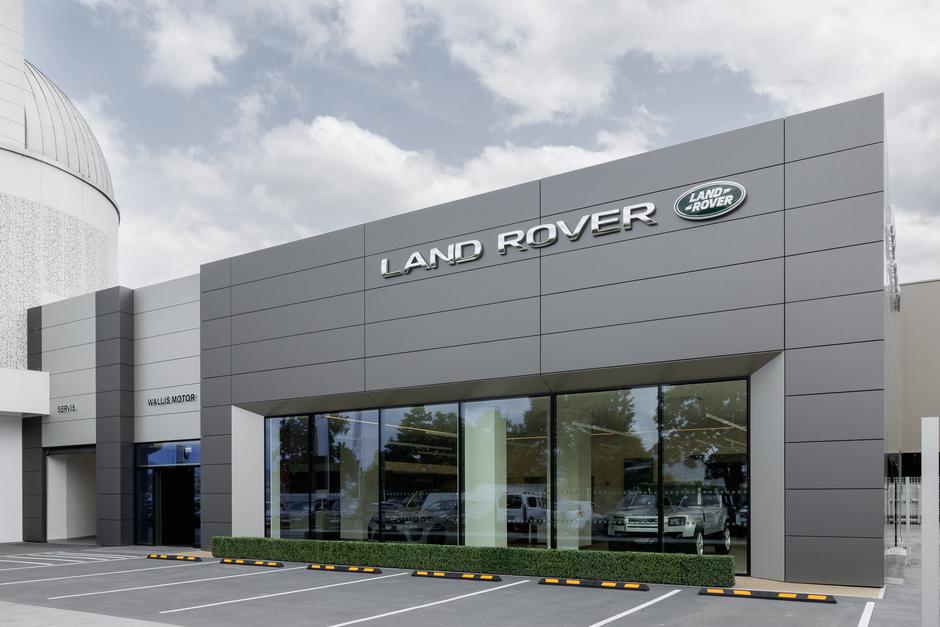 Prodajni salon vozil Land Rover | Avtor: Žiga Intihar