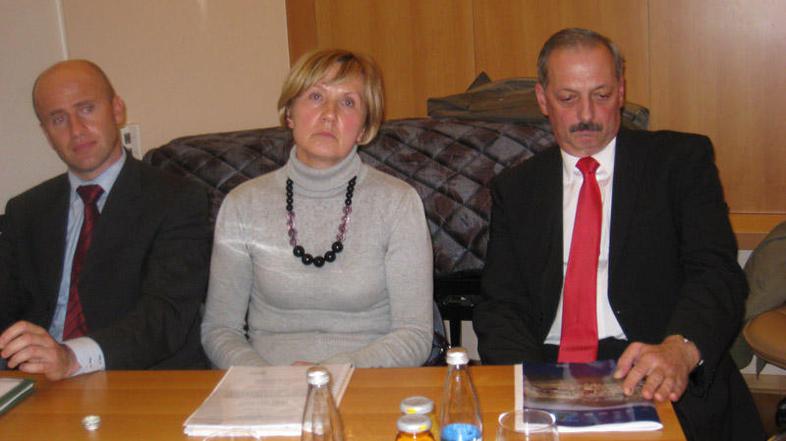 Miloš Habrnal (ob njem krška podžupanja Nuša Somrak in Andrej Kulovec iz Krke) p