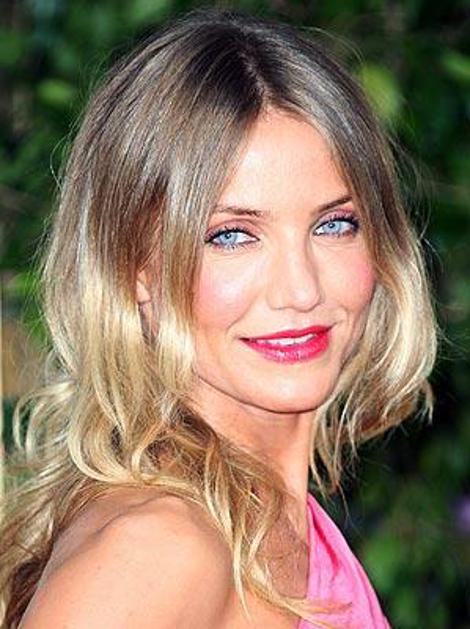 Skrivnost sijočih las se skriva v pravilni negi.