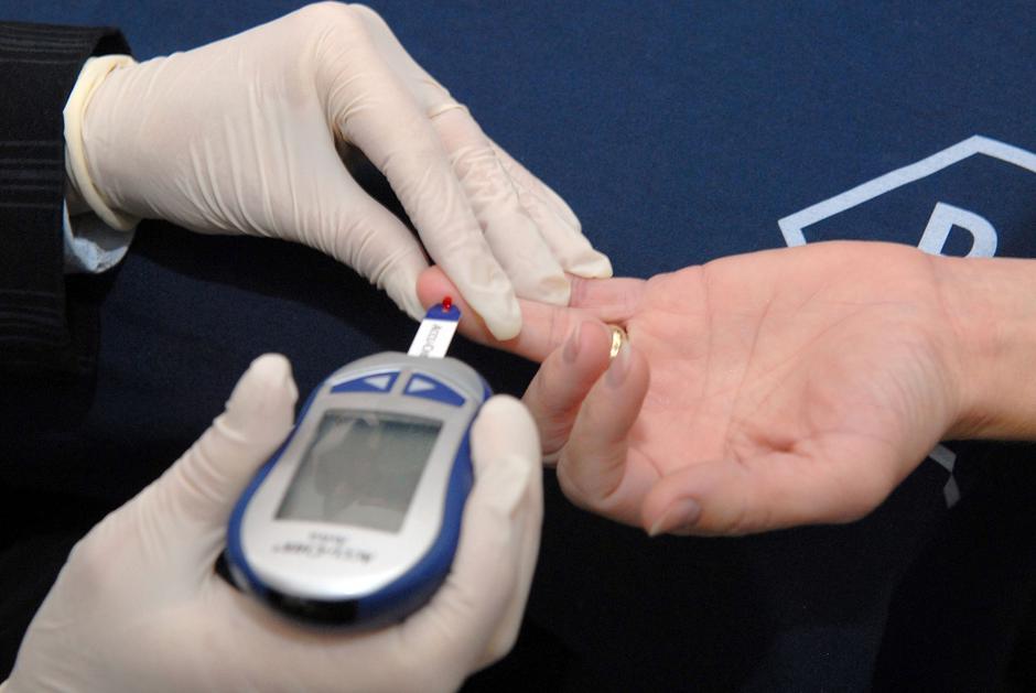 slovenija 14.11.07, diabetes, sladkorna bolezen, merjenje sladkorja, kri, foto D | Avtor: slovenija 14.11.07, diabetes, sladkorna bolezen, merjenje sladkorja, kri, foto D