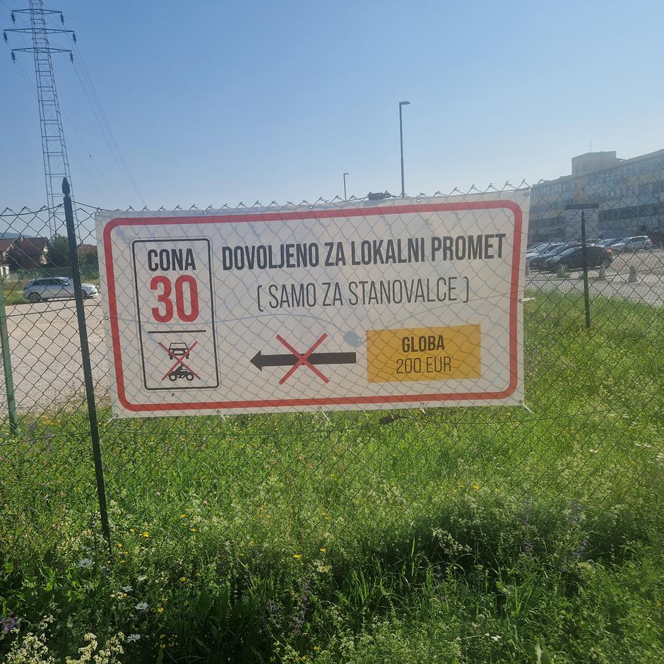 Prometni znak za lokalno cesto. | Avtor: Žurnal24 