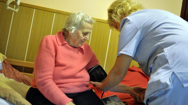 slovenija 11.10.13, merjenje pritiska, bolniska sestra, Dom sterejsih obcanov, D